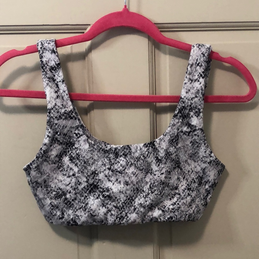 NWOT - GapFit Studio Sports Bra Size S - Black and White Snake Print